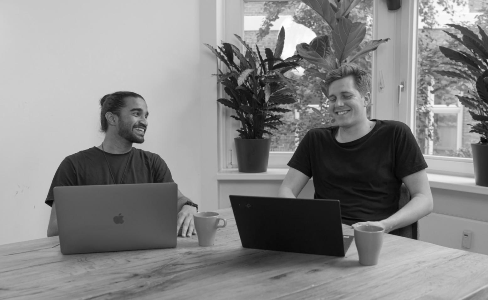 Estudiante trabajando en estrategias de optimización de búsqueda